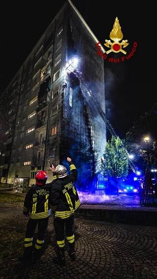Incendio nella notte, evacuato un palazzo alla periferia di Torino